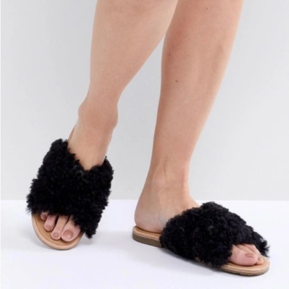 Women’s UGG Joni black curly sheepskin slides- Size 8.5 - Picture 2 of 9